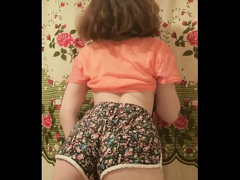 ❤️ Una ghjovana sexy si spoglia i pantaloncini davanti à a camera Video sessu à noi ﹏
