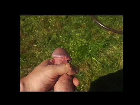 ❤️ Hottie si fa scopare a figa rosa è cums cun un squirt in un giardinu d'estate Video sessu à noi ﹏