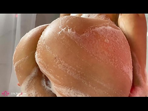 ❤️ Brunette si masturba a figa cù un vibratore per un orgasmu intensu in a doccia Video sessu à noi ﹏