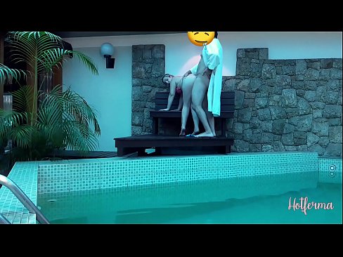 ❤️ Boss invita a cameriera à a piscina, ma ùn pudia resiste à un caldu Video sessu à noi ﹏