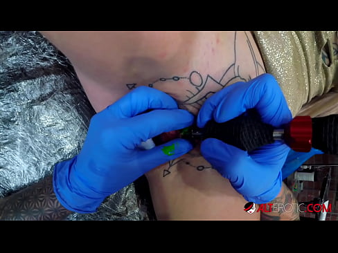 ❤️ Sully Savage, hottie estremamente tatuata, hà fattu un tatuatu nantu à u clitoris Video sessu à noi ﹏